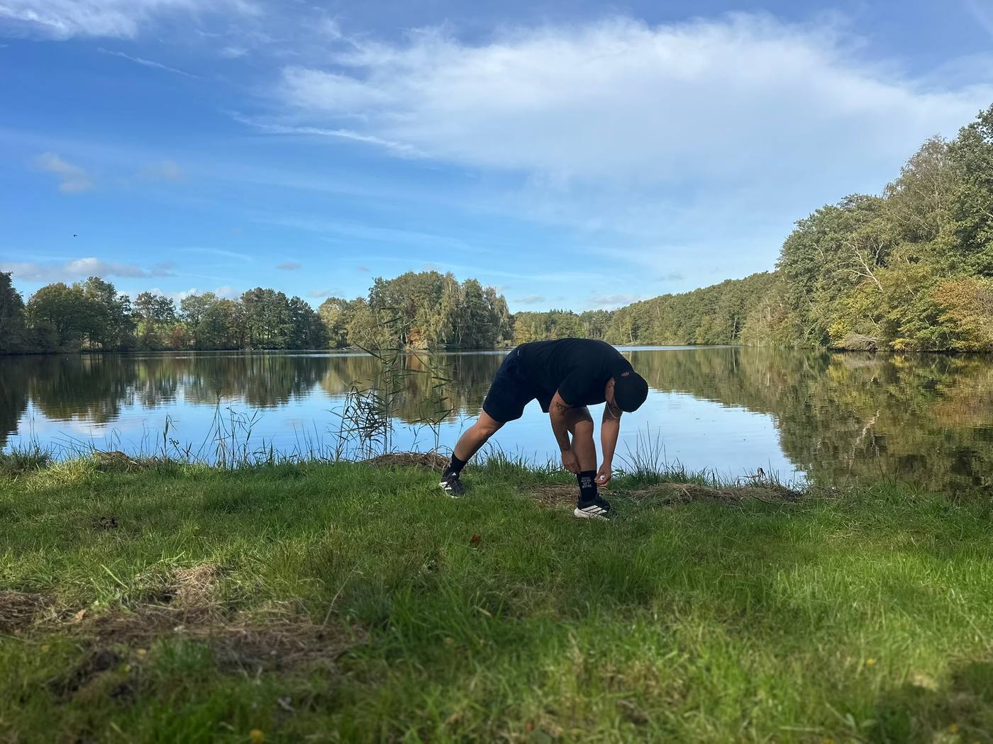 Ethan doet een rekoefening bij het meer