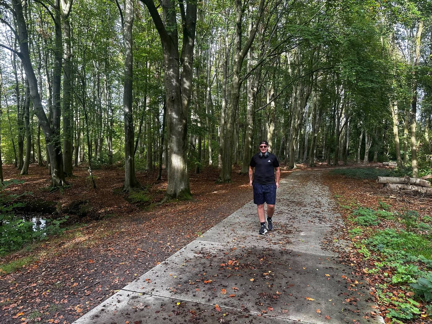 Ethan loopt over een bospad